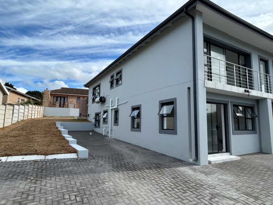 5 Bedroom Property for Sale in Wavecrest Eastern Cape